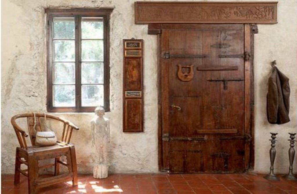 דלת העץ העתיקה בכניסה, אשר יובאה מהמזרח